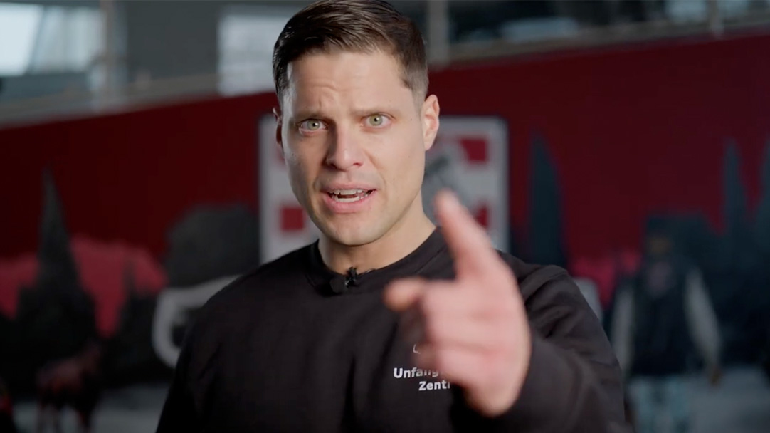 Mitarbeiter von Unfallgutachten Zentrum Bremen spricht Unfallgeschädigte und Verursacher direkt an.